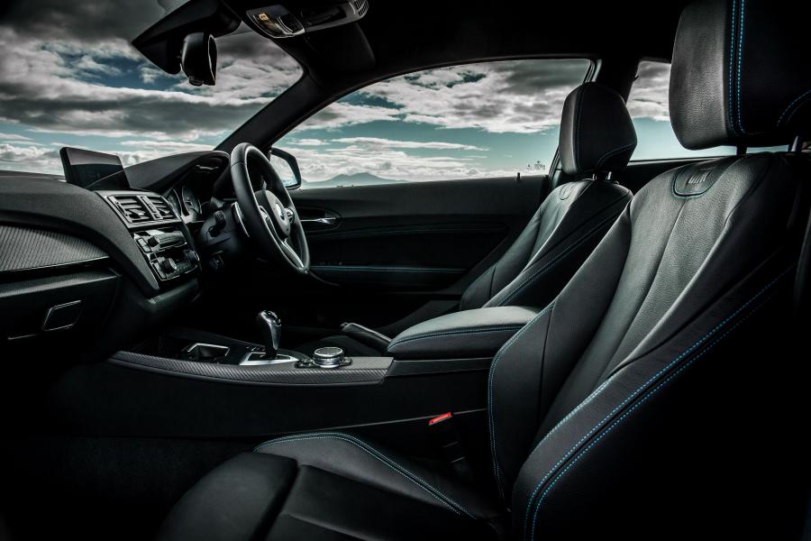Интерьер BMW M2 Coupe 2016 года  (UK) (фото 39 из 40)